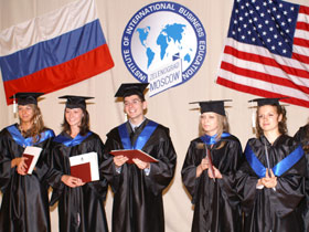Студенты на вручении дипломов